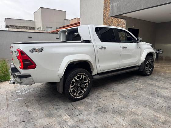 TOYOTA HILUX 2.8 D-4D TURBO DIESEL CD SRX PLUS 4X4 AUTOMÁTICO